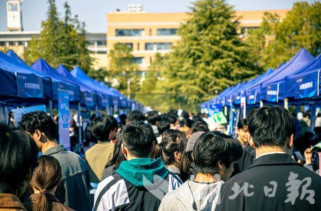 不再“卷”实习经历  专业和潜力成为求职“硬通货”