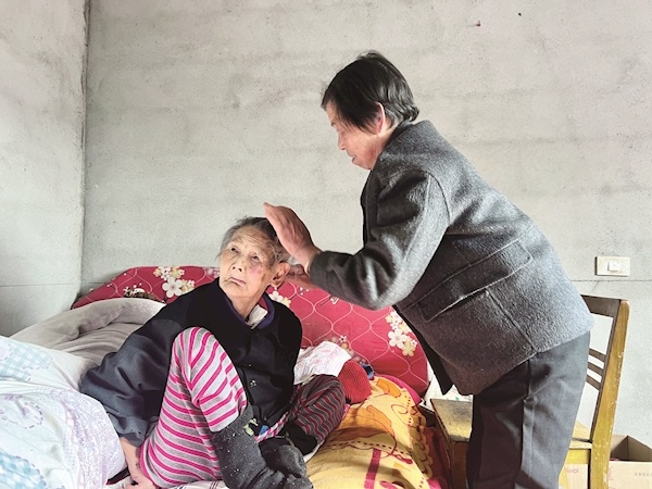  保康一农妇45年来悉心照料3位卧床老人，她常对乡邻们说善待老人就是善待明天的自己