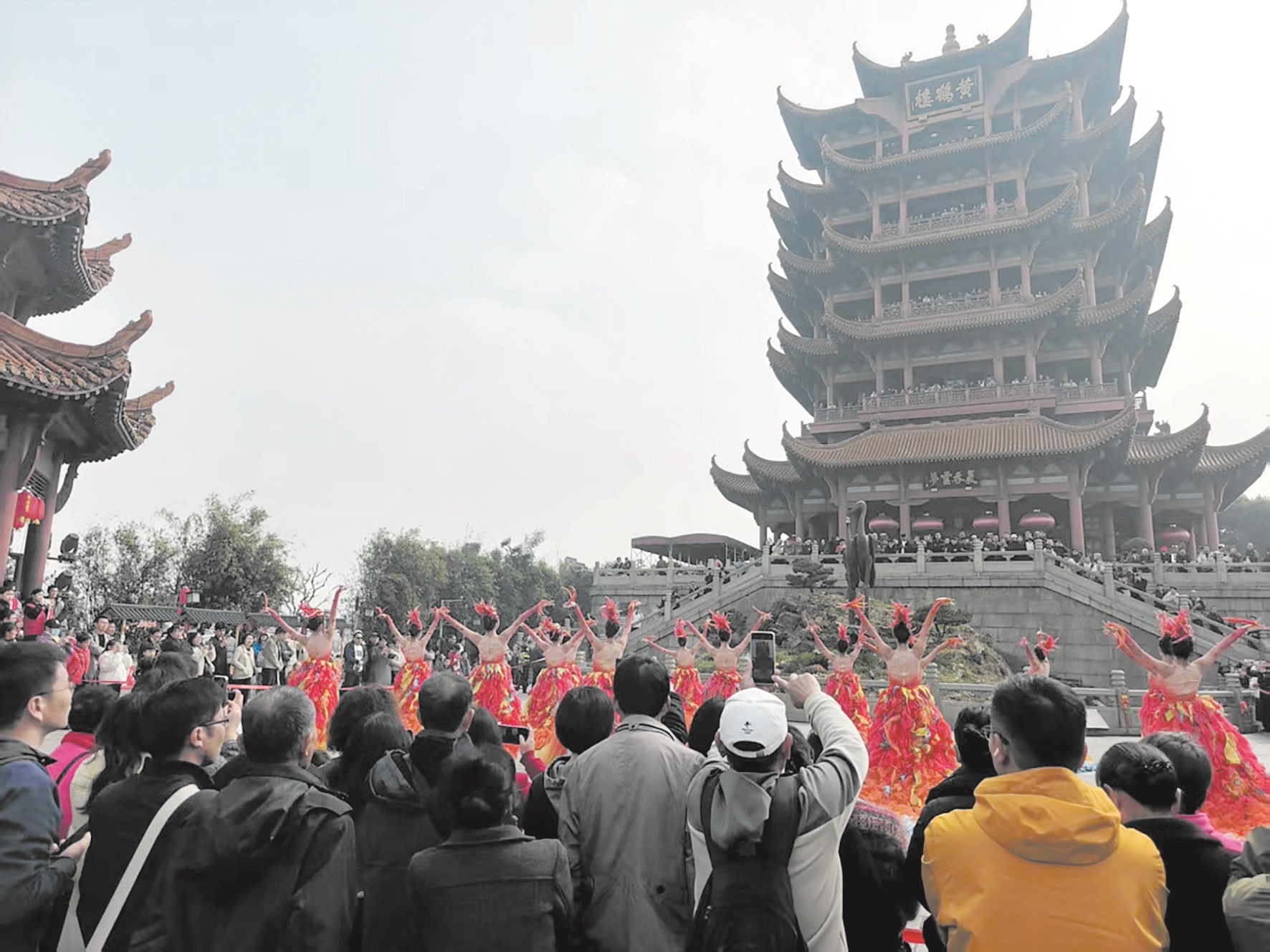 武汉黄鹤楼赏花季启幕 湖南游客现场吟诗赏景