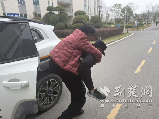 沙洋公安暖心救助受伤游客