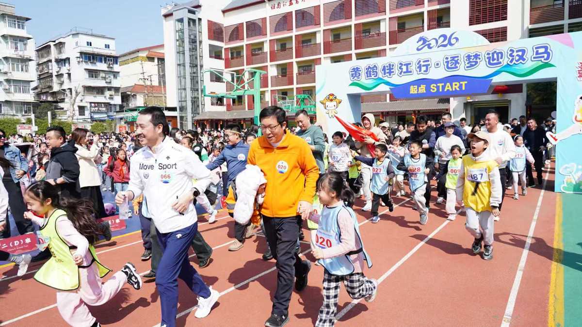 150组家庭跑响汉马前奏，这所小学把“赛道”搬进春天里