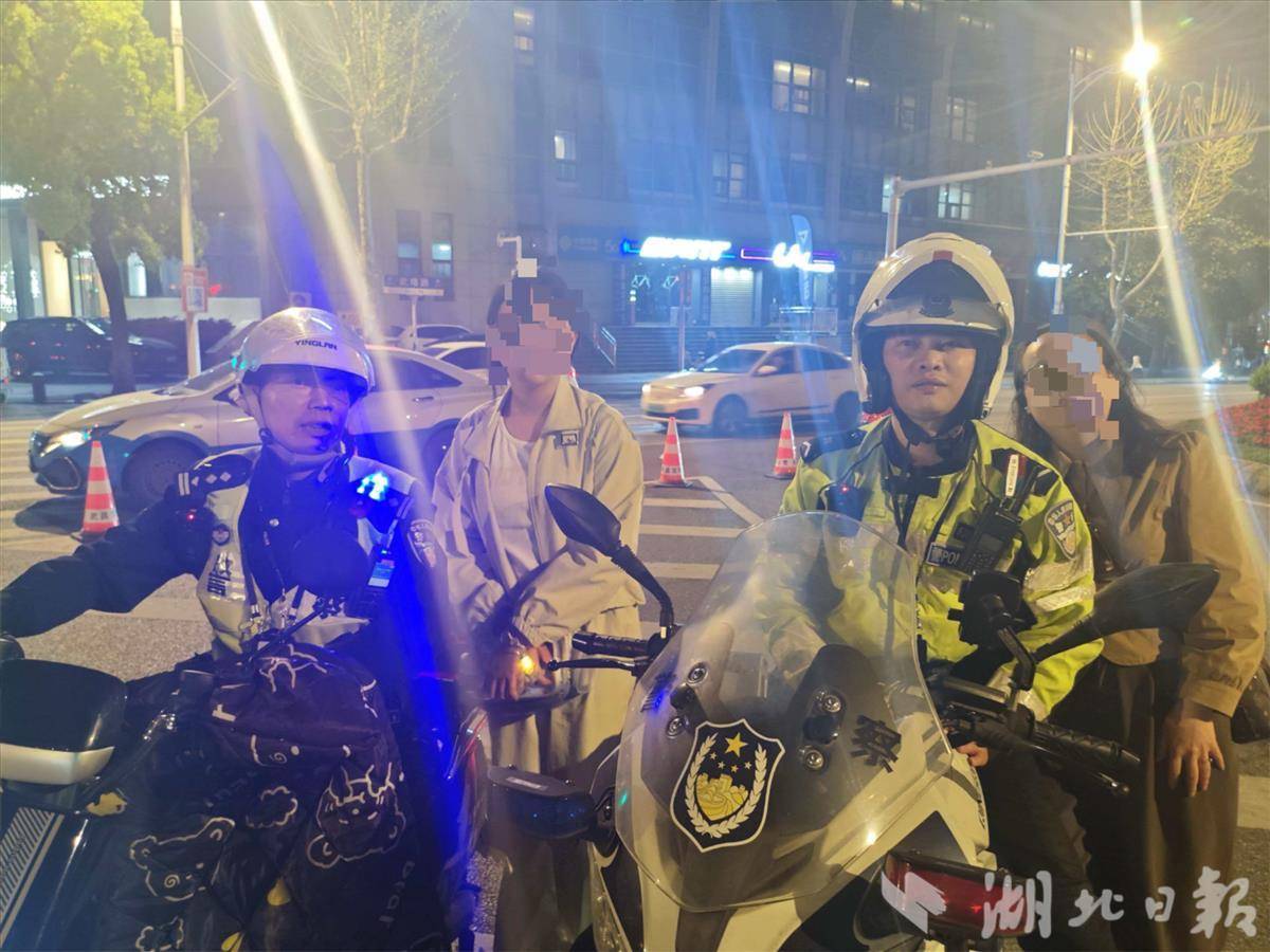 武昌交警帮外地游客找回走失儿童