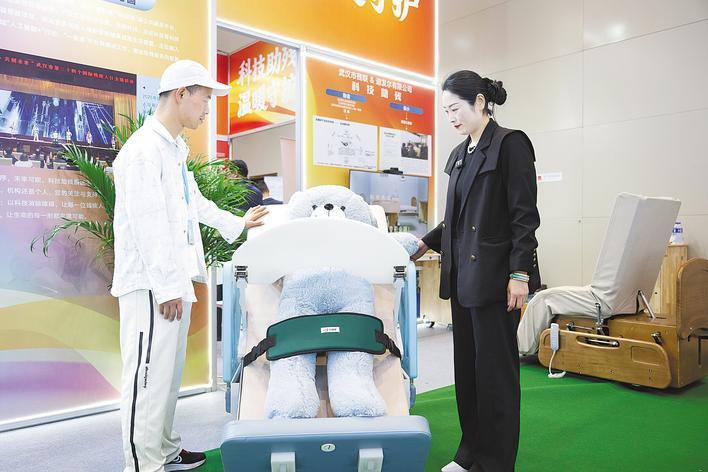  穿上仿生手能喝水吃饭 牵只机器狗能出门遛弯 残障失能人士有了“AI伙伴”