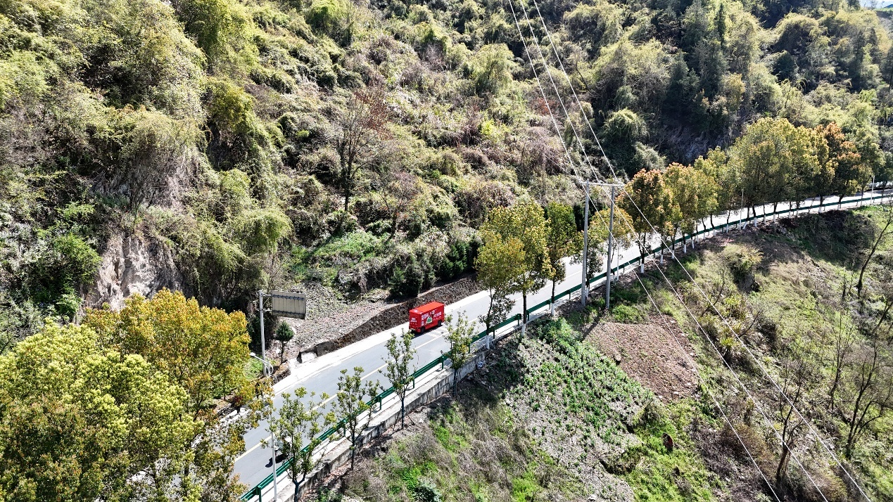 竹山绿松石坐上无人车，出山！