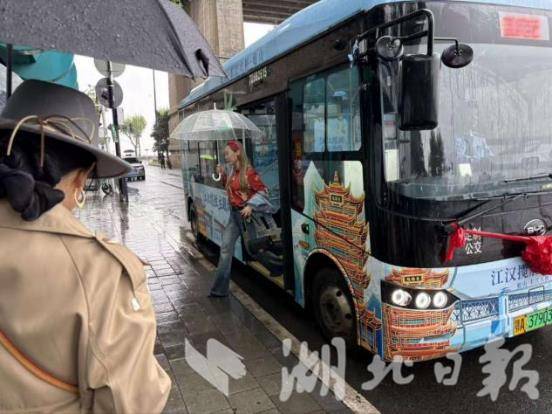 3块钱看完武汉核心景点！开通首日，打卡“江汉揽胜”专线巴士