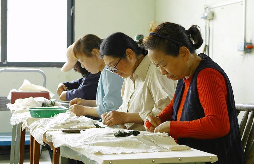 PG电子平台保康堰坪村：技艺“复活”茶香“生金”(图1)