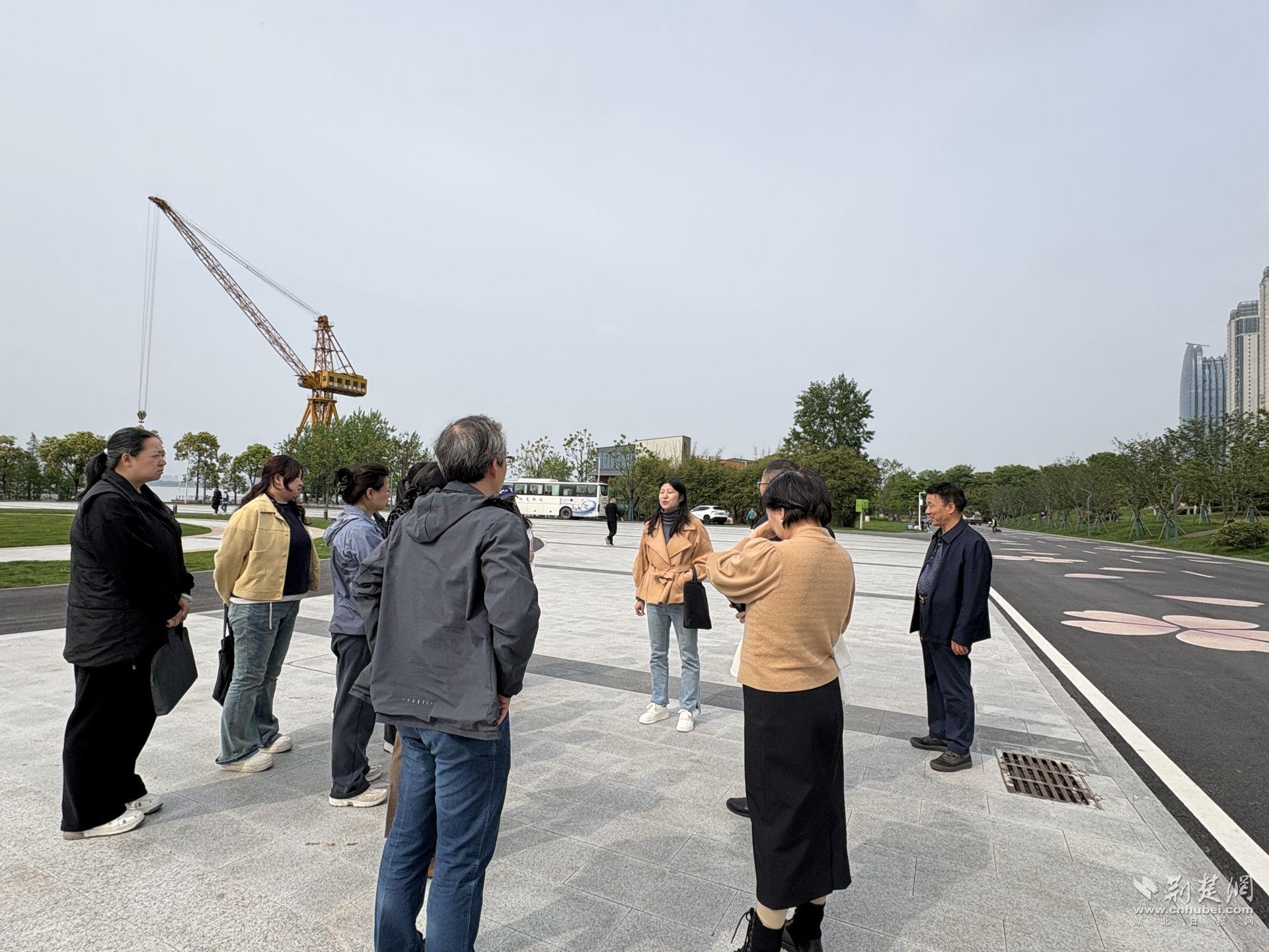 观江景、探湿地、话发展  人大代表调研青山文旅体融合发展
