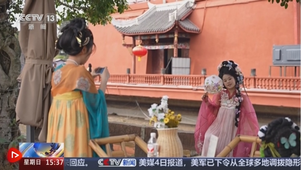 汉服踏青成春日胜景 年轻人对传统文化喜爱从“被动接触”转向“主动选择”