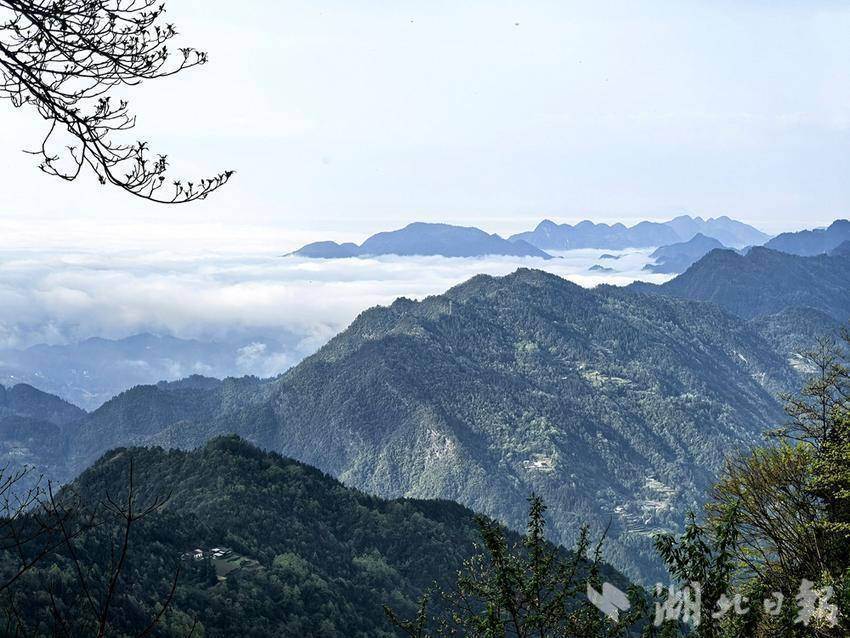 云海奔涌高岩子 青山入画建始城