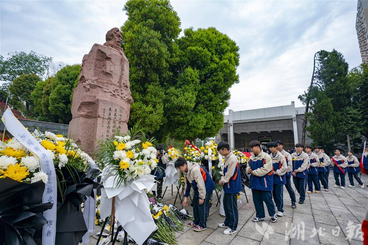 武汉各界群众祭扫施洋烈士陵园