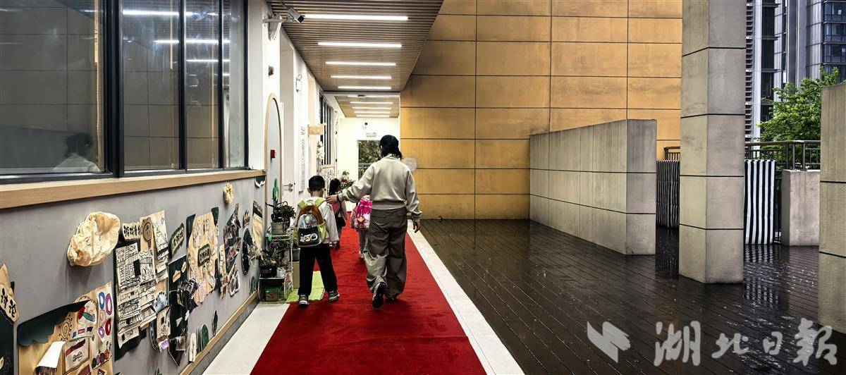  红毯铺路、吹风机暖衣，把“风雨”挡在校门外