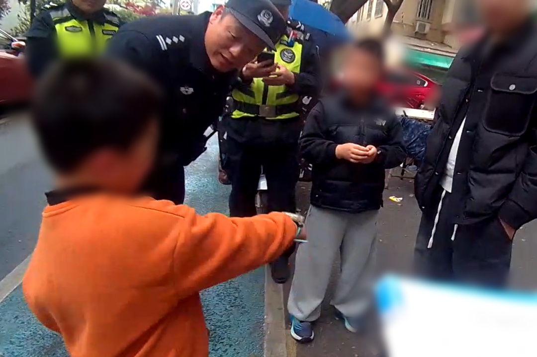  报警电话里全是哭声，民警赶到当场“傻眼”，网友：这调解不容易