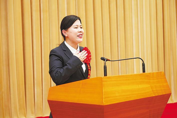 助70余名残疾人升学就业，武汉盲人博士生获评“新时代青年先锋” 她看不见光，却成了别人的光