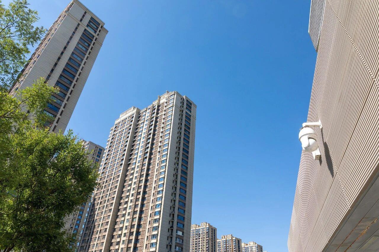 高空抛物砸伤人 整栋楼和物业都要赔？法院这样判