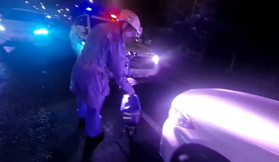  凌晨，武汉街头生死拦停！警民联手拆了“马路炸弹”
