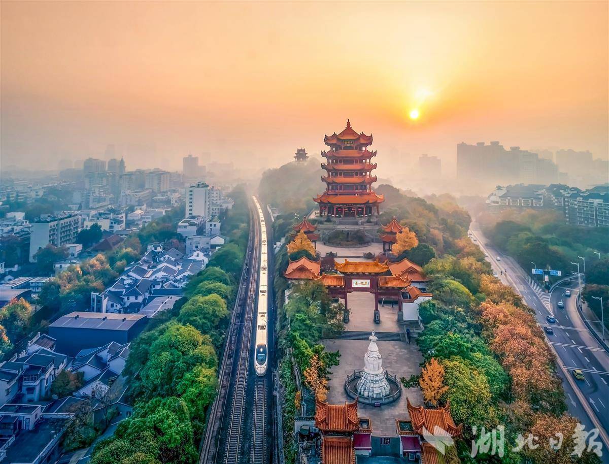 “五一”前夕火车票开售 多条热门线路开售即“秒空”