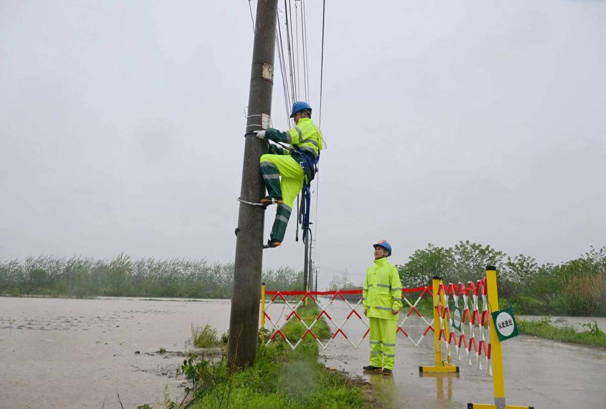  4000余人在疾风骤雨中守护光明