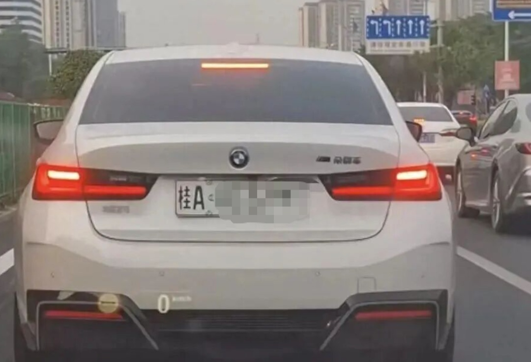 新能源车牌绿色变白色？公安部提醒：违法！