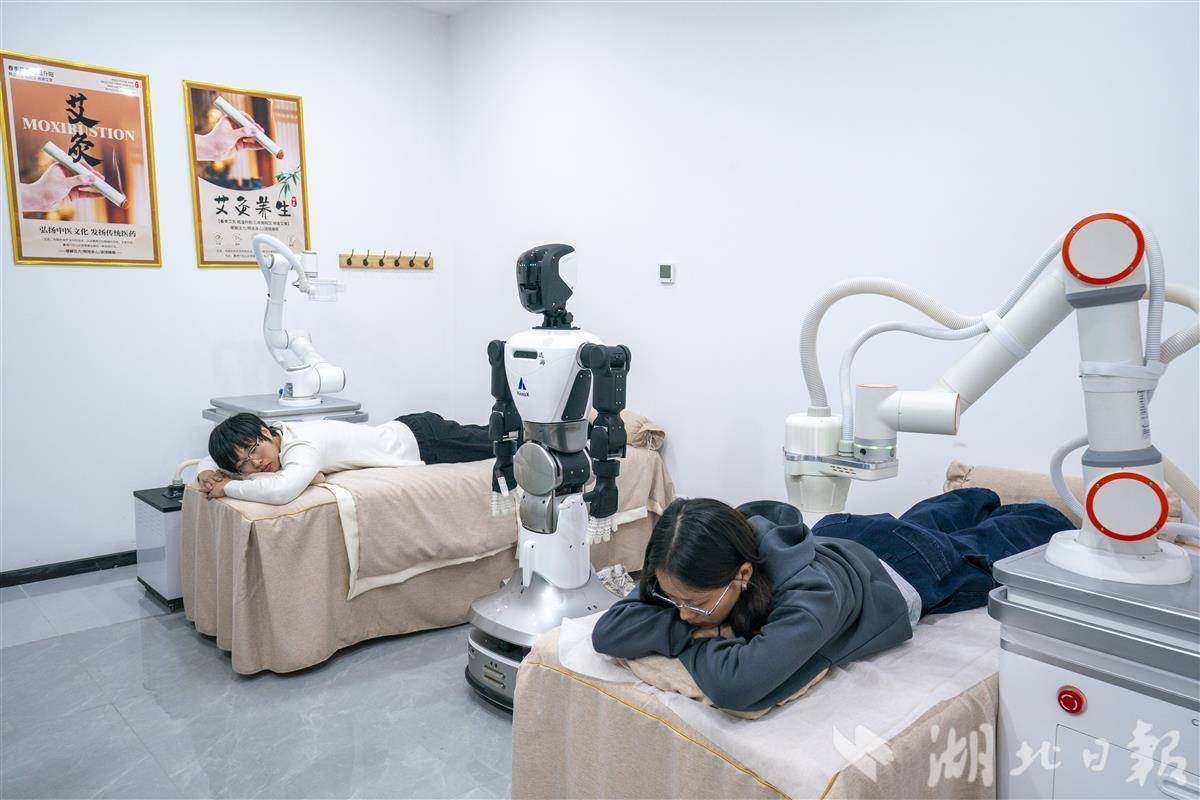 光谷机器人艾灸师上岗