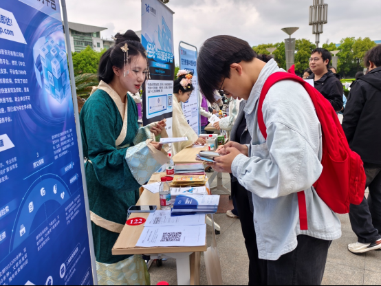 湖北工程学院举办“世界读书日”游园会：汉服NPC推介数据库 书香与国风共舞
