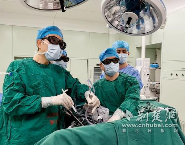 不开胸、不断骨！“天平拉钩”悬吊胸骨，医生“钥匙孔”下摘除巨大纵隔肿瘤