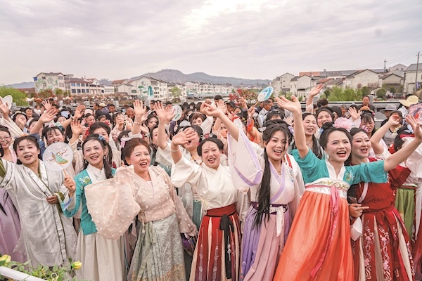 千人汉服巡游 共赴花朝之约