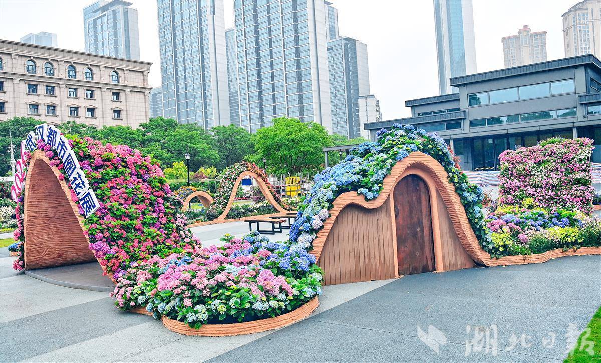 花艺工作人员雨中布展 明日湖北12城同时看花