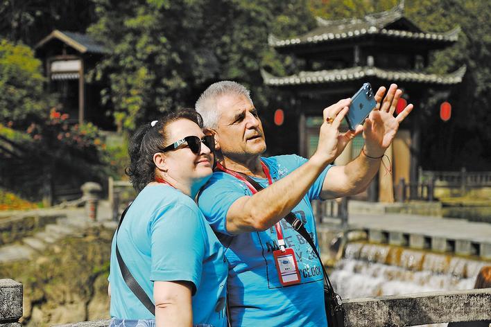  峡江春色美出圈 外籍游客来踏青