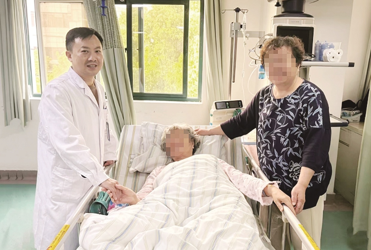 七旬游客突发心梗 武汉医生及时救治抢回一命