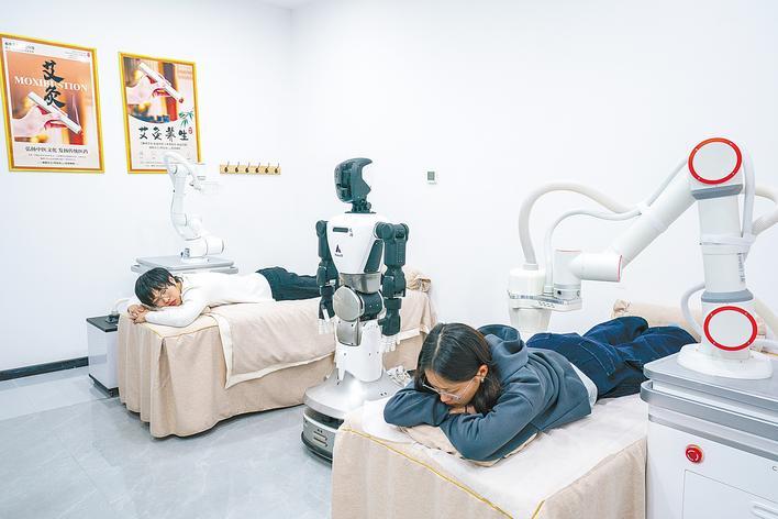 光谷机器人艾灸师上岗