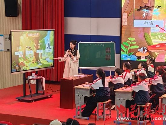 大冶近200名语文教师三尺讲台“亮绝活”