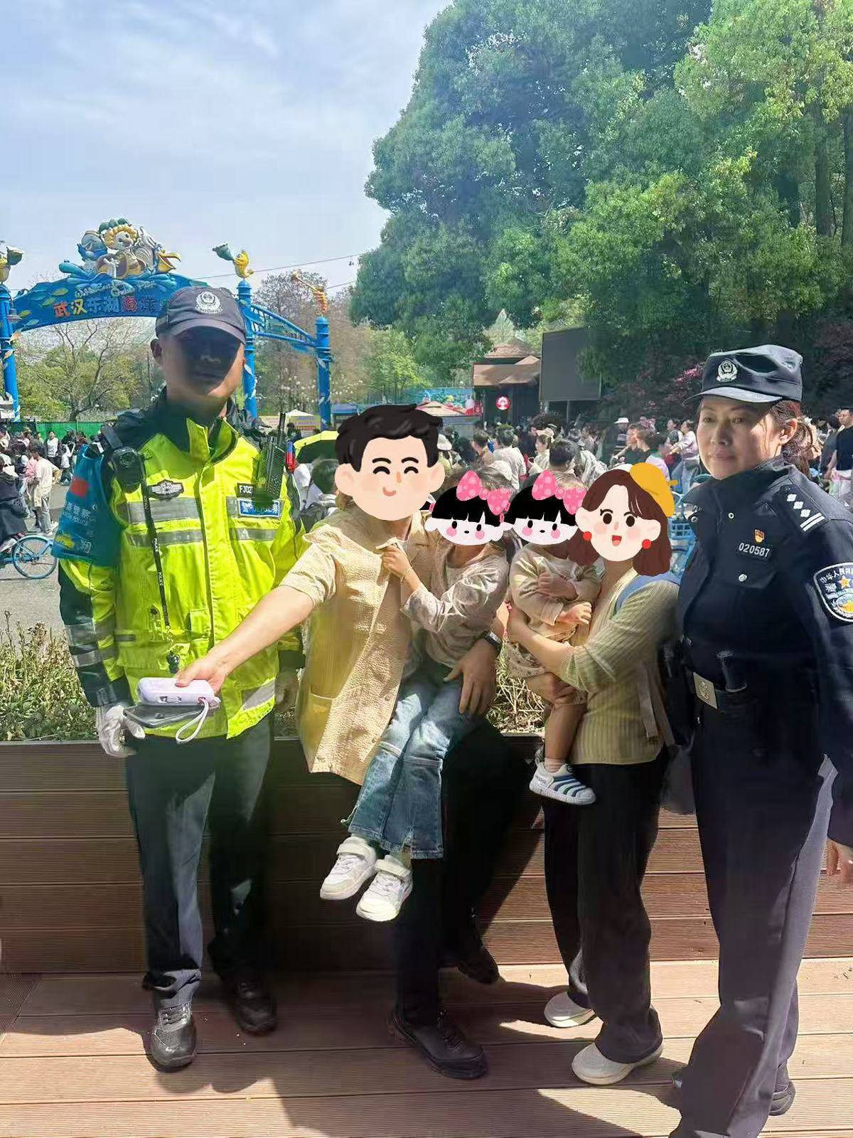  东湖梨园一女童与家人走散 交警暖心助其团聚