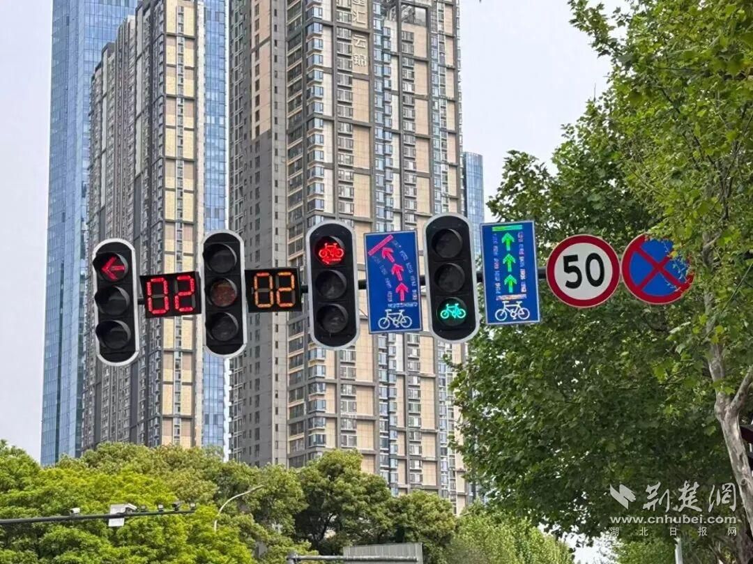  武汉推出非机动车智慧指示灯，交警：方便骑车市民一次性左转
