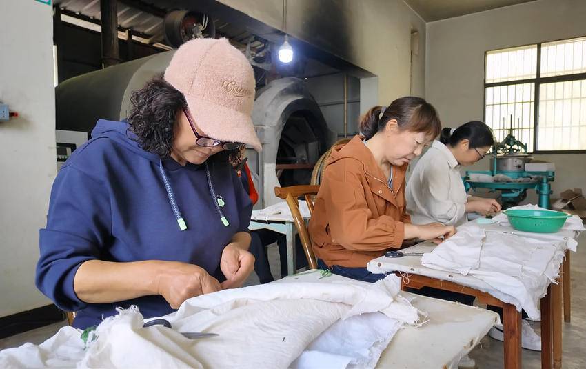 PG电子平台保康堰坪村：技艺“复活”茶香“生金”(图9)