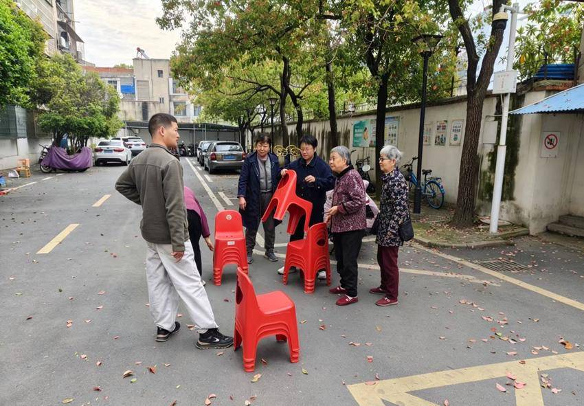 民主社区让“老伙伴”们有了整洁“客厅”