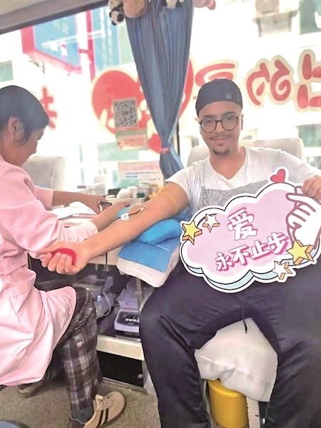 咸宁职院国际学子挽袖献热血 坦言能帮到人就够了，爱心无国界