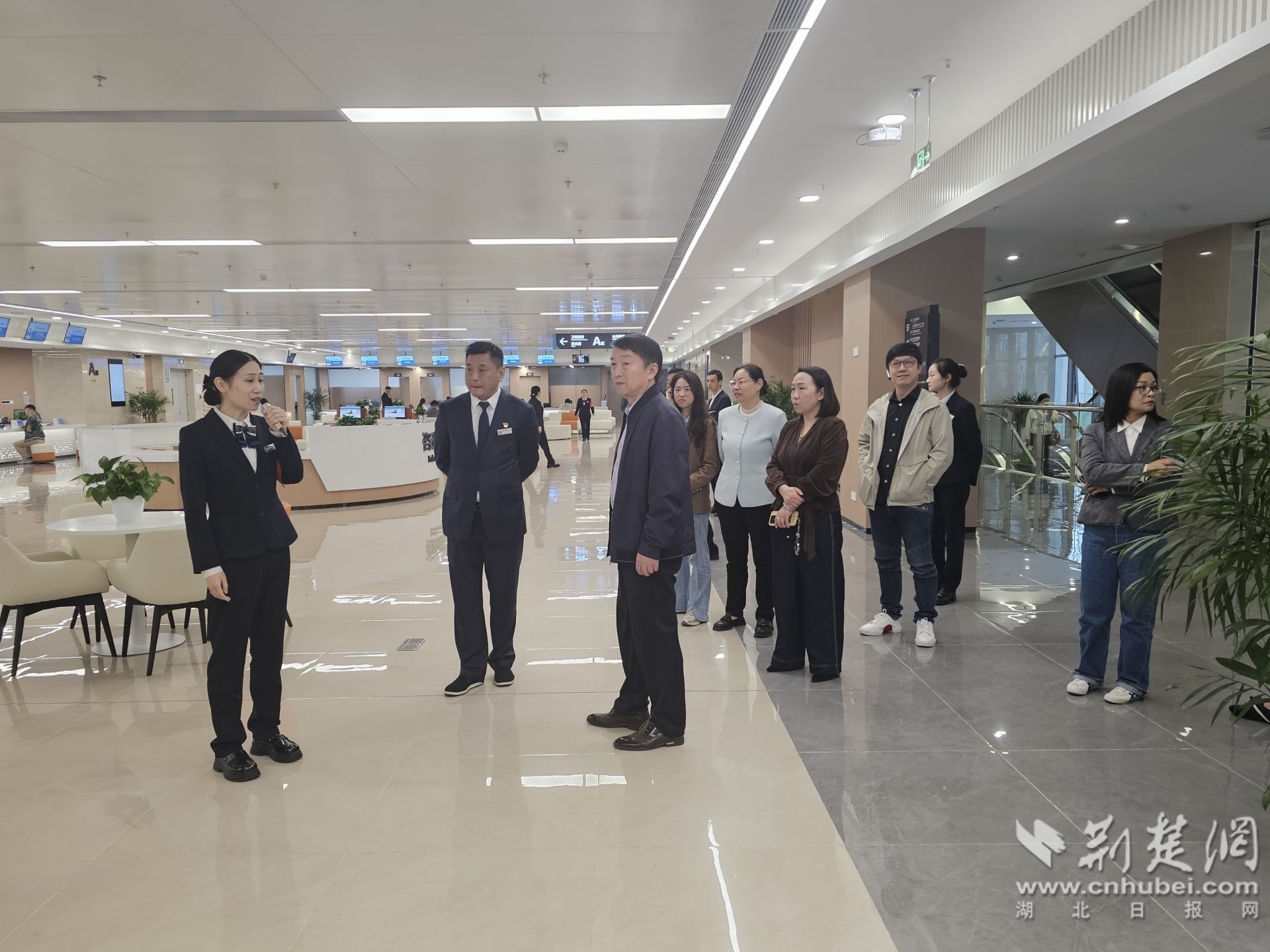 武昌区白沙洲街道：人大代表为新政务服务中心建言献策