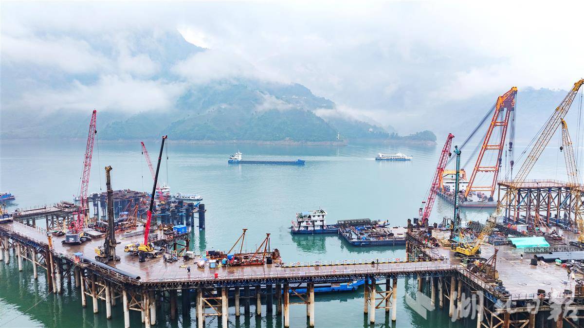 三峡枢纽江南成品油翻坝码头“第一墩”施工圆满完成
