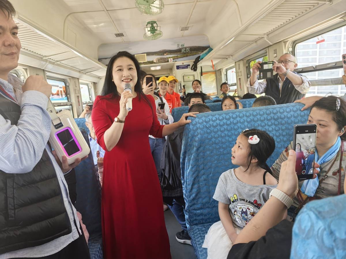 火车车厢过道变成艺术舞台  武汉环线火车上响起《洪湖水浪打浪》