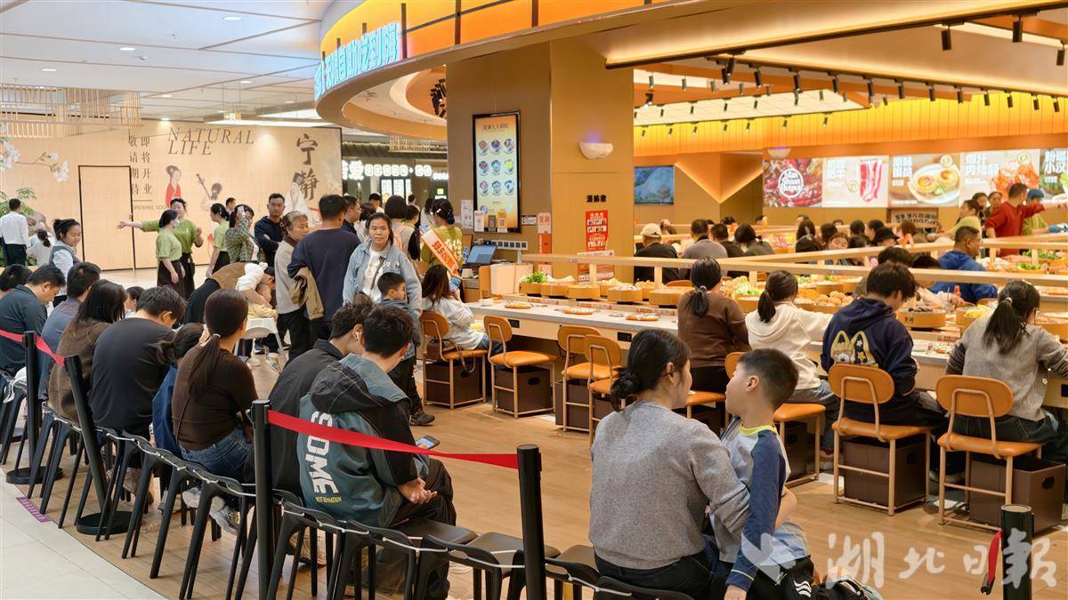 假日消费市场活力涌动 商圈餐饮人气火爆