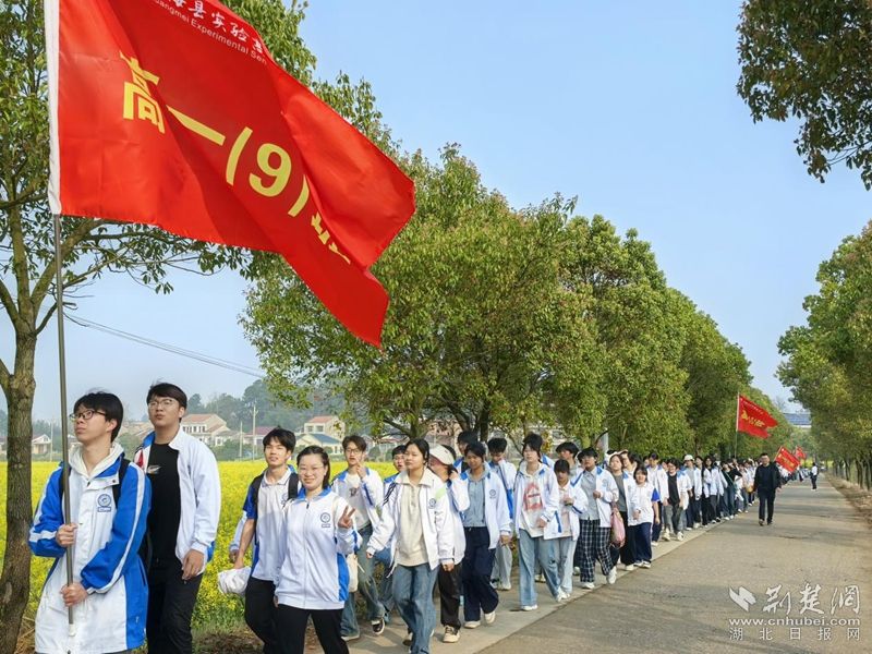 黄梅5000学子“行走的思政课”上赓续大别山精神