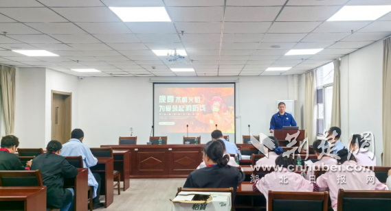 荆门消防“防消联勤”进福利院 百余名老人学应急