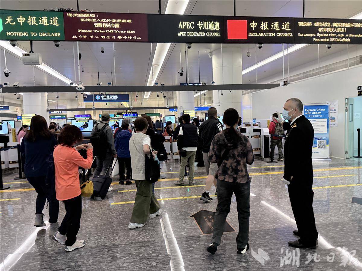  赏完樱花再买优品   武汉樱花季入境外籍旅客增长1.1倍