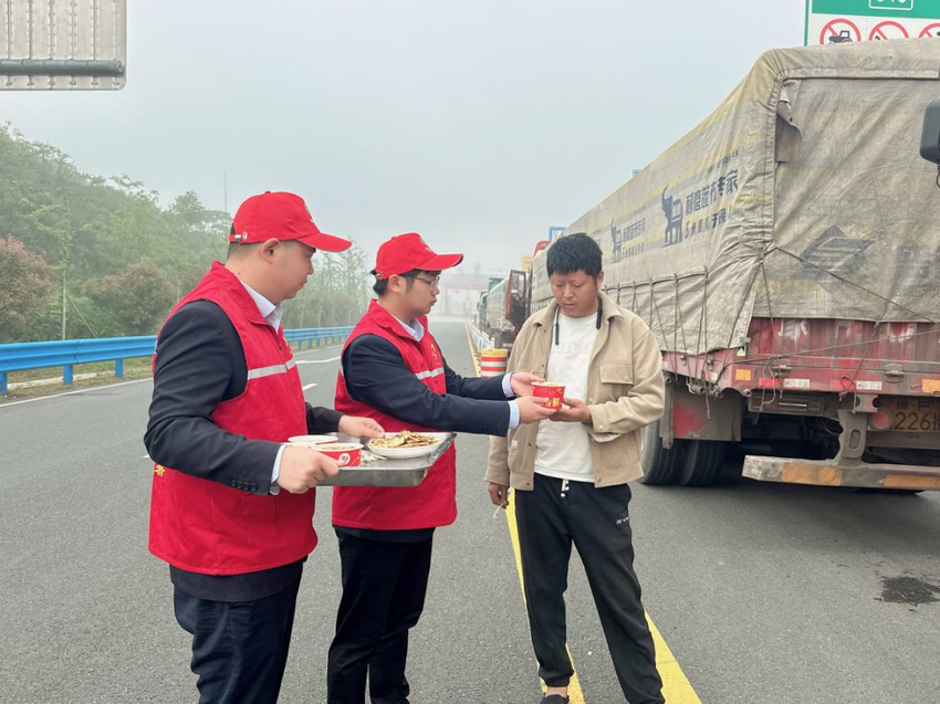 浓雾阻路不阻暖 一碗热面护通行