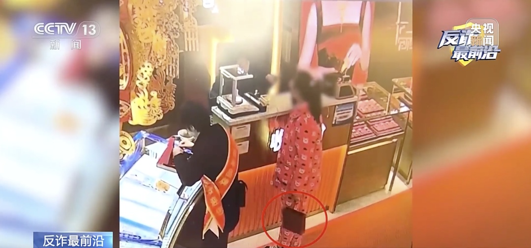女子买12万元黄金首饰,店员发觉不对劲,立即报警!