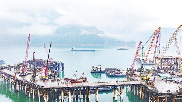  三峡成品油翻坝码头完成“第一墩”浇筑 项目建成后每年可运送580万吨成品油进川渝 释放三峡船闸单向1500万吨普货过闸运能