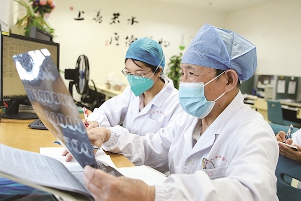 一次让座让他记住了这名善良苦难的患者 八旬专家病房里给她送上万元红包