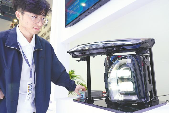  武汉企业让车灯“会说话” 路面就是幕布 投影示警司机