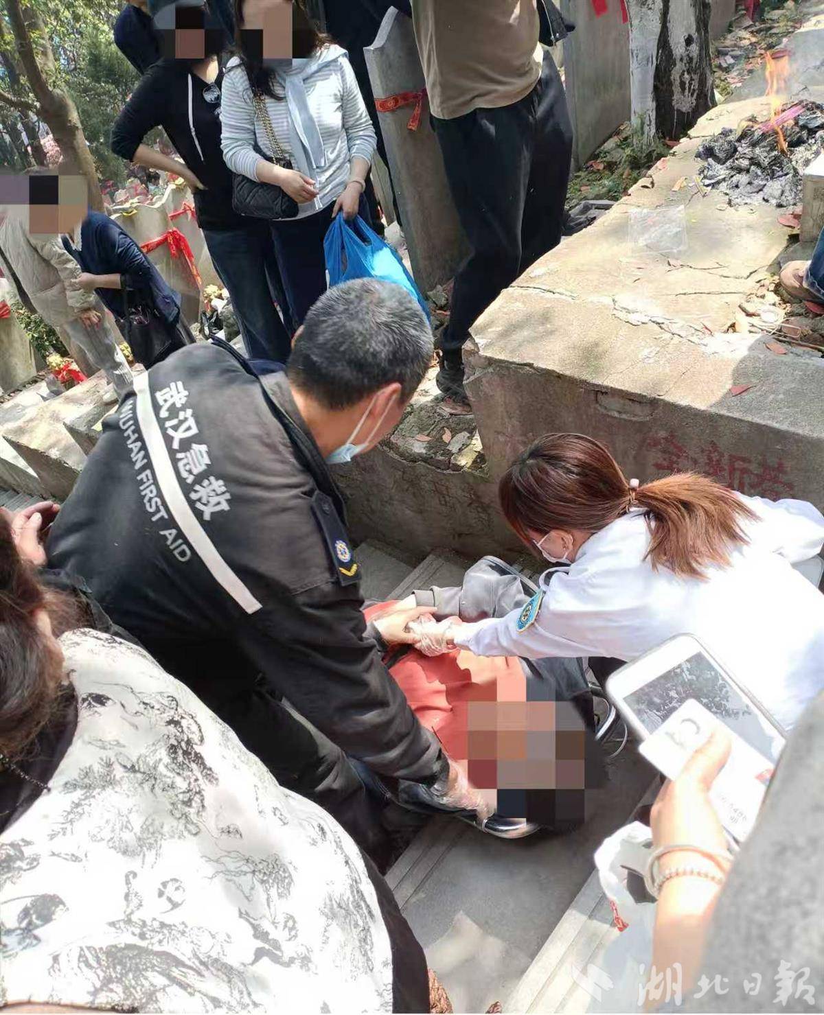  男子扫墓时突然倒地不醒！急救员一个动作，让家属连声道谢