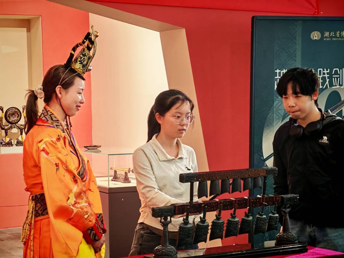 越王勾践剑成了“手工包”？流动博物馆走进武大，百名学子边玩边学边传承
